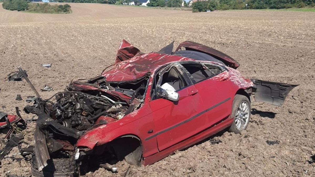 Řidič na Mladoboleslavsku sešrotoval auto o strom. Na místě zemřel